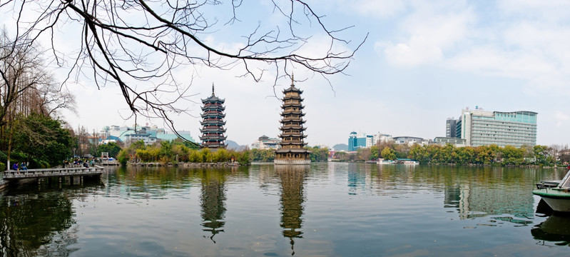 桂林杉湖日月双塔全景