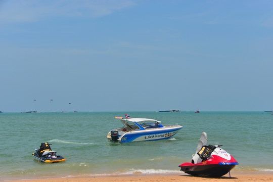 芭提雅海滩浴场游艇