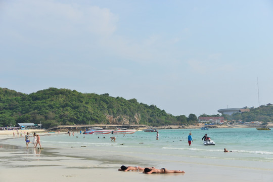 克兰岛海滩日光浴