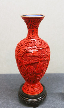 雕漆剔红花瓶