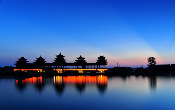 民族风雨桥夜景剪影