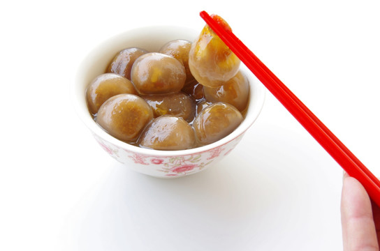红枣水晶汤圆 筷子夹起汤圆