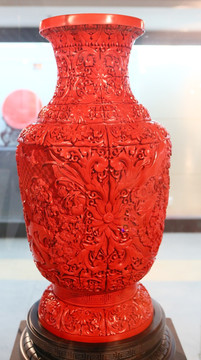 雕漆剔红菊花瓶