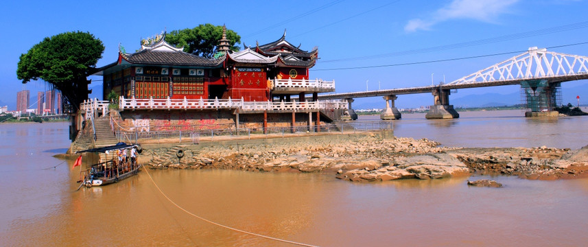 乌龙江中的金山寺