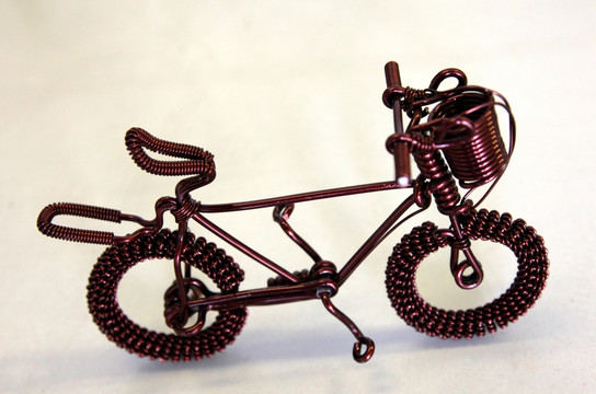 金属丝制作的自行车模型