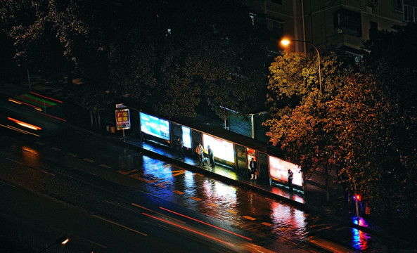 下雨等车