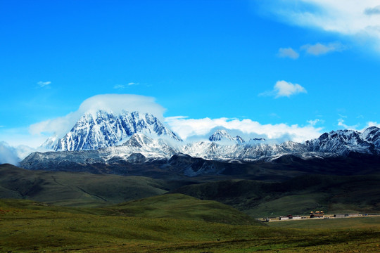 雪山草原风光