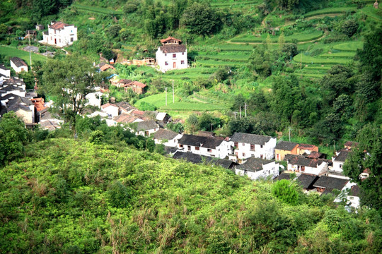 山坳里的五彩村