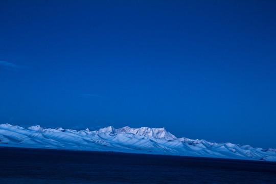 纳木措雪山