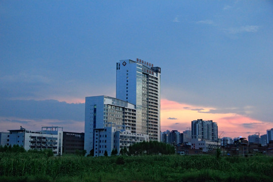 来宾市人民医院大楼晚景图片