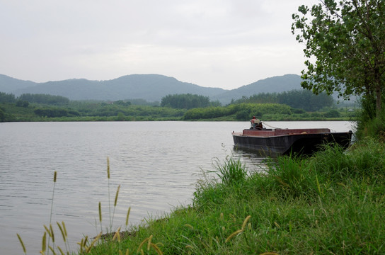 野渡无人舟自横