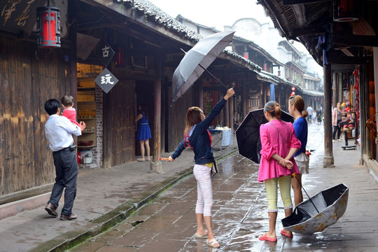 黄龙溪古镇雨景