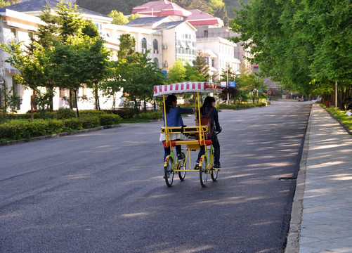 游客骑双人自行车