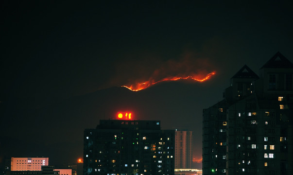 远眺香港山林火灾