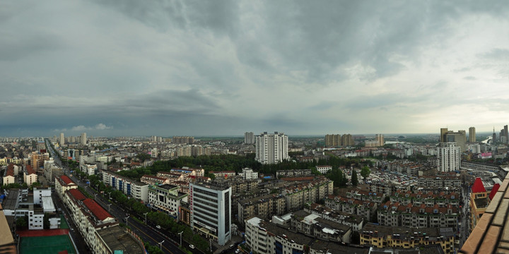 城市中心雨后全景