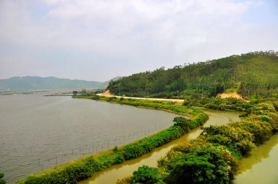 丘陵山地与河岸水流