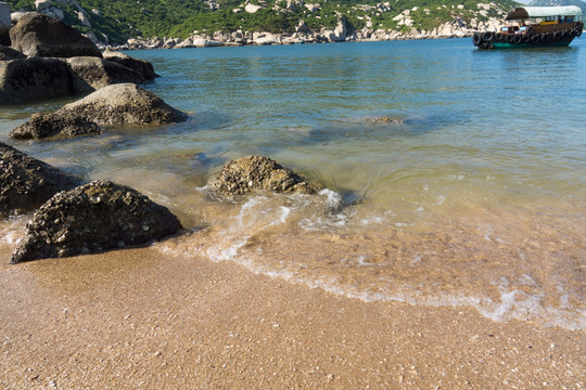 海浪沙滩渔船景观