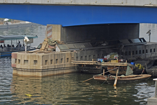 海河永乐桥下的渔船