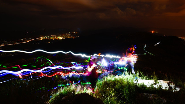 夜间城市越野赛现场