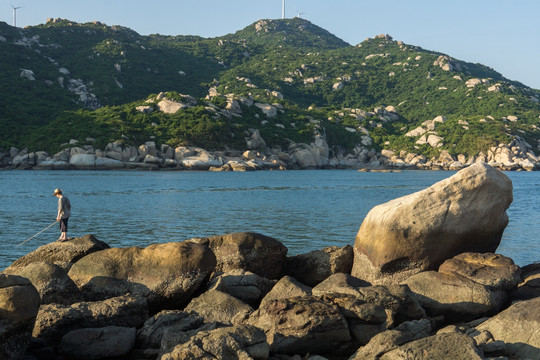 假日海滨垂钓美景