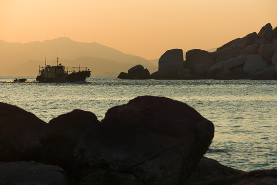 黄昏的海港渔船