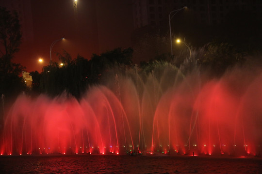 汉街音乐喷泉夜景