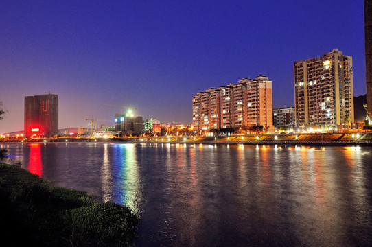 城市河边高楼夜景