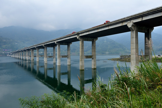 都江堰紫坪铺庙子坪大桥