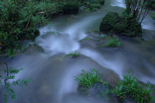 小溪流水