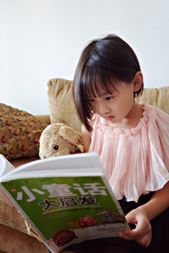 看童话书的小女孩
