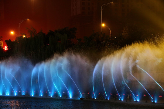 汉街音乐喷泉夜景