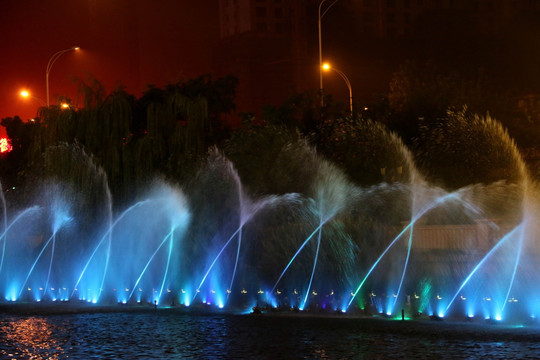 汉街音乐喷泉夜景