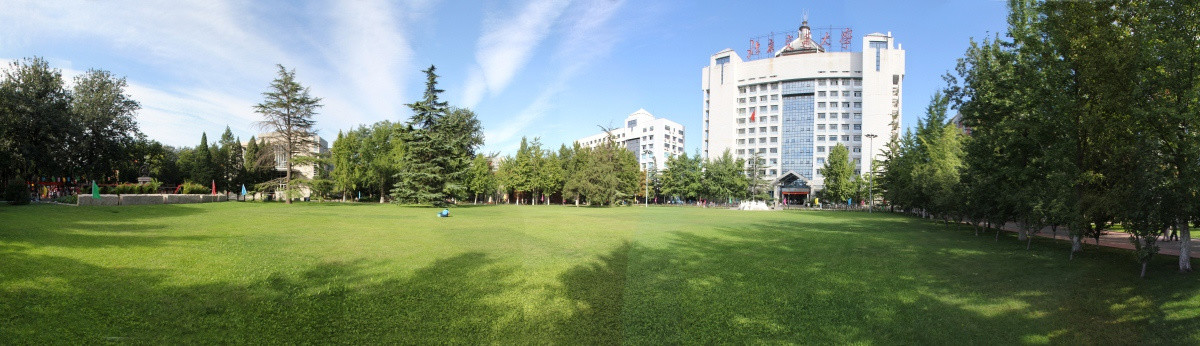 北京交通大学主楼草坪全景