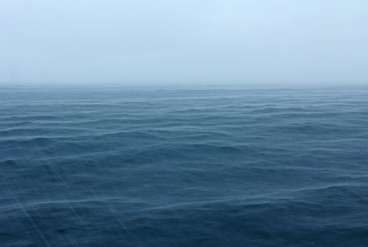 雨中大海