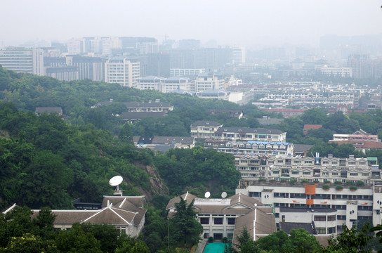 宝石山下的杭州城