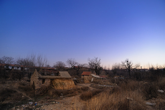 黎明之前的农村房屋
