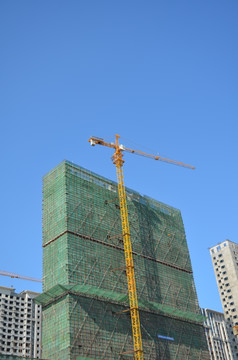 建设中的楼房与塔吊