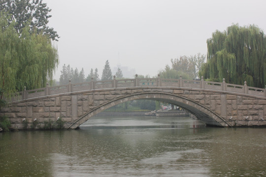 大明湖公园中的石桥