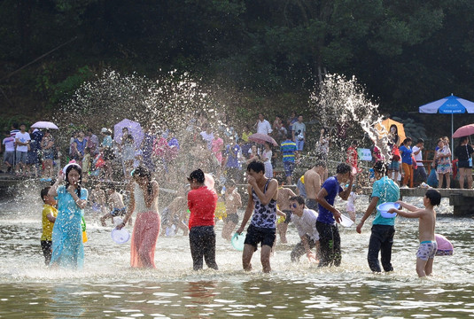 泼水节