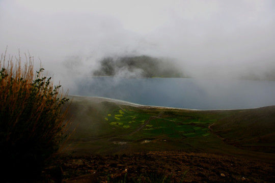 云雾中的羊卓雍湖