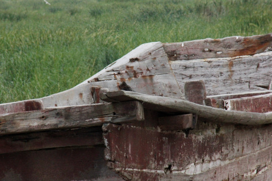 搁浅的木船