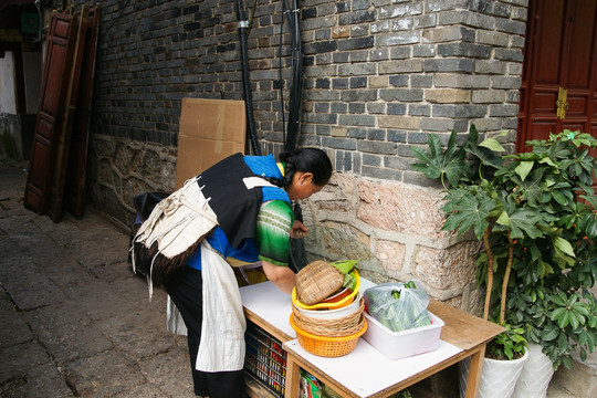 丽江古城纳西妇女服饰