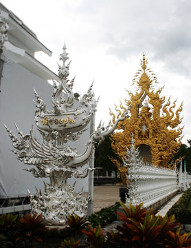 金色银色宗教佛塔雕塑