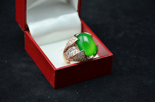 绿玉髓戒指