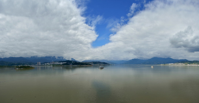 大坝上游全景