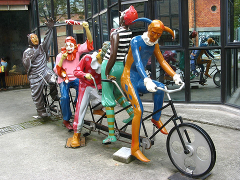 小丑自行车雕塑