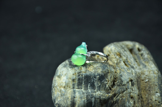葫芦型绿玉髓戒指