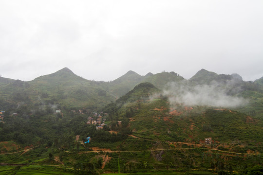 云南山区风光 云绕群山