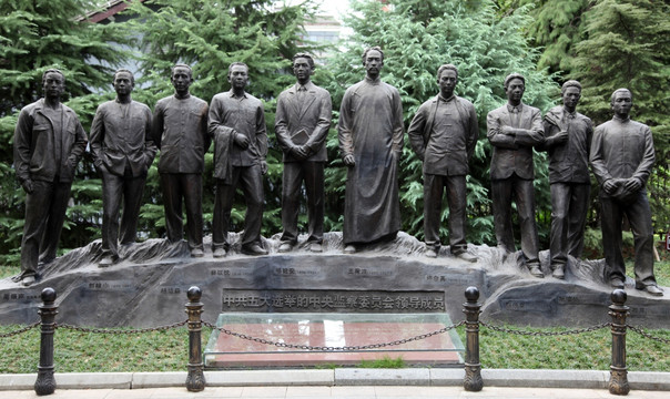 中共第一届中央监察会委员雕像