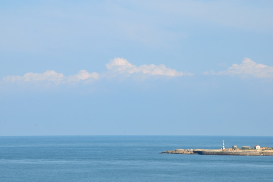 蓝天白云大海半岛